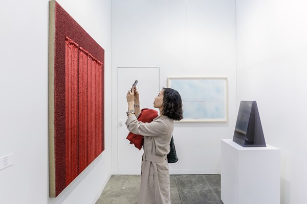 Ha Chong-Hyun and De Wain Valentine, Almine Rech Gallery, Art Basel in Hong Kong (29–31 March 2019). Courtesy Ocula. Photo: Charles Roussel.